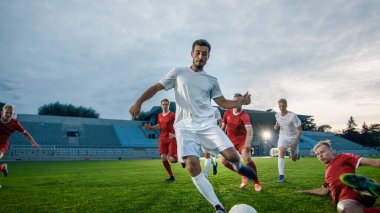 Profesyonel Futbolcu, Muhalefet Takımı Üyelerini ve Kicks Ball 'u Skora Götürdü. Stadyumda Futbol Şampiyonası.
