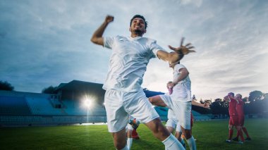 Futbol takımının kaptanının portresi muhteşem zaferini takımıyla kutluyor, EVET Jesti yapıyor. Kazanan Şampiyonayı Kutlama Takımı.