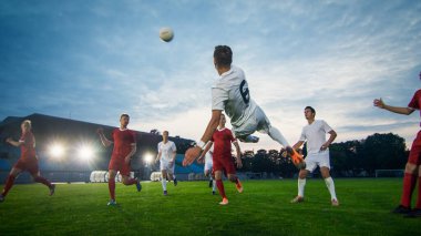 Futbolcu, Bisiklet Tekmesi atarak Başarılı Pas Alıyor ve Top Tekmeleyip İnanılmaz Gol Alıyor. Atış Stadyum Şampiyonasında Yapıldı.