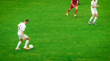 Profesyonel Futbolcular gol atmak için paslarını oynuyorlar. Uluslararası Şampiyonada Etkileyici Profesyonel Maç.