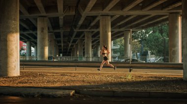 Siyah Atletizm Üstü Giyen Güzel Spor Kızı ve Şortu Sokakta Enerjik Çalışıyor. Bir Köprü Altında Şehir Ortamında Çalışıyor.