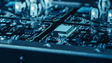 Elektronik Fabrika Makinesinin Yakın Çekimi: Yazdırılmış PCB Otomatik Robotik Kolla Birleştiriliyor, Yüzeye Bağlı Teknoloji SMT Mikroçipleri Anakart 'a Bağlıyor.