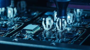 Elektronik Fabrika Makinesinin İş Başında Makro Çekimi: Otomatik Robotik Kol, Seçme ve Yerleştirme Teknolojisi Mikroçipleri Ana Kart 'a Bağlanıyor.