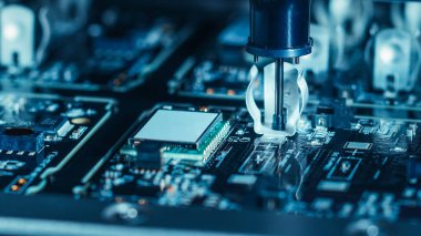 Elektronik Fabrika Makinesinin İş Başında Makro Çekimi: Otomatik Robotik Kol ile Birleştirilen Yazılı Devre Tahtası, Yerleştirme Teknolojisi Mikroçipleri Anakart 'a Bağlıyor