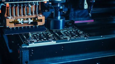 Otomatik Yüzey Bağlayıcı Mikroişlemciler için Otomatik Robotik Kol ile Fabrika Assembly Line üzerinde Yazdırılmış Devre Tahtasının Makro Yakın Çekimi.