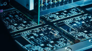 Fabrika İş Makinesi: Elektronik PCB Otomatik CNC Robotik Kolu, SMT Mikroçipleri Ana Kart 'a Bağlıyor. Zaman Hızı Makro Yakın Çekim Görüntüsü.