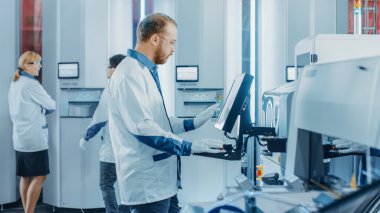 Yüksek Teknoloji Fabrika Mühendisleri ve İşçiler Ekibi, Yazdırma Devresi Kurulum Hattı için Elektronik Makineleri Programlamak için Bilgisayarlar Kullanıyor. SMT CNC Teknolojisi ile PCB üreten fabrika.