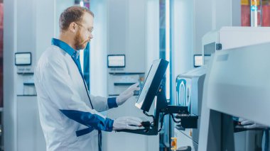 High Tech Factory 'de Kadın Mühendis ve İşçiler Yazdırma Elektronik Makinelerini Yazdırmak için Kullanıyorlar. SMT CNC Teknolojisi ile PCB Üretimi.