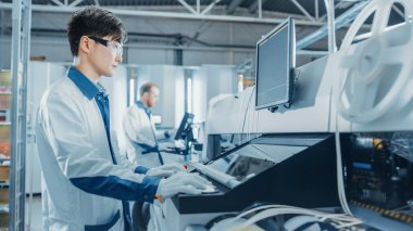 High Tech Factory 'de Asyalı Mühendis, Yazdırma Kazması için Bilgisayar ve Yazdırma Devresi Kurulum Hattı için Elektronik Makine Kullanıyor. SM Makineli PCB Üretimi.