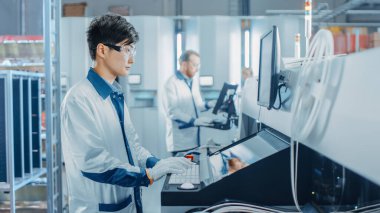 High Tech Factory 'de Asyalı Mühendis, Yazdırma Kazması için Bilgisayar ve Yazdırma Devresi Kurulum Hattı için Elektronik Makine Kullanıyor. SM Makineli PCB Üretimi.