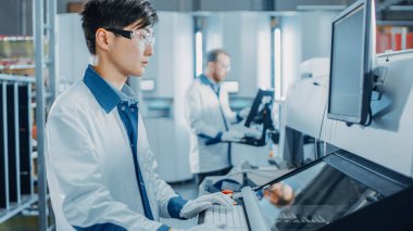 High Tech Factory 'de Asyalı Mühendis, Yazdırma Kazması için Bilgisayar ve Yazdırma Devresi Kurulum Hattı için Elektronik Makine Kullanıyor. SM Makineli PCB Üretimi.