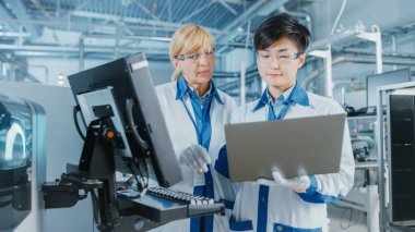 Yüksek Teknoloji Fabrikası Asyalı Mühendis Görüşmeleri Kadın Yöneticisi ile, Programlama Seçimi için Bilgisayar ve Yazdırma Devre Tahtası Yüzey Montaj Hattı Elektronik Makine Kullanın. Üretim