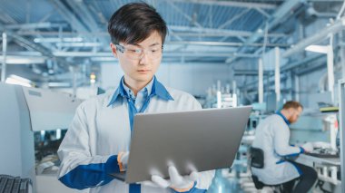 High-Tech Factory 'de Asyalı Mühendis, Bilgisayarı Programlama Seçimi ve Yazdırma Devre Tahtası Yüzey Montaj Hattı için Elektronik Makine Kullanıyor. SMT Makineli PCB Üretimi.