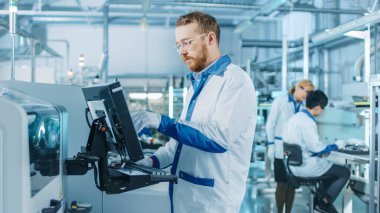 High-Tech Factory 'de Erkek Mühendis Yazdırma Seçimi için Bilgisayar ve Yazdırma Devre Tahtası Yüzey Montaj Hattı için Elektronik Makine Kullanıyor. SMT Makineli PCB Üretimi.