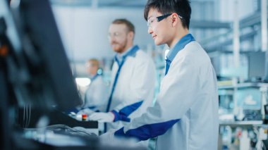 High Tech Factory Asian Worker Reel 'i Pick and Place Machine' e yükledi, Mühendisler Yazdırma Elektronik Makinelerini Yazdırma Devre Kurulum Hattı için kullandılar. SMT ile PCB Üretimi