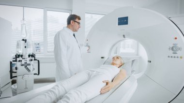 Tıbbi Laboratuvar Radyologları MRI, CT ya da PET taramasında kadın hasta işlemleri yapılıyor. Profesyonel Doktor Gelişmiş Tıbbi Teknolojilerle Acil Kontrol Prosedürü Uyguladı.