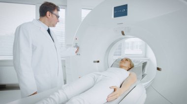 Tıbbi Laboratuvar Radyologları MRI, CT ya da PET taramasında kadın hasta işlemleri yapılıyor. Profesyonel Doktor Gelişmiş Tıbbi Teknolojilerle Acil Kontrol Prosedürü Uyguladı.