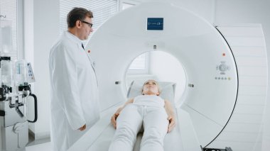 Tıbbi Laboratuvar Radyologları MRI, CT ya da PET taramasında kadın hasta işlemleri yapılıyor. Profesyonel Doktor Gelişmiş Tıbbi Teknolojilerle Acil Kontrol Prosedürü Uyguladı.