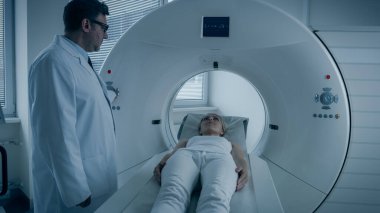 Tıbbi Laboratuvar Radyologları MRI, CT ya da PET taramasında kadın hasta işlemleri yapılıyor. Doktor, gelişmiş tıbbi teknolojilerle acil durum taraması yapıyor. Mavi Tonlu.