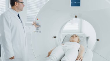 Tıbbi Laboratuvar Radyologları MRI, CT ya da PET taramasında kadın hasta işlemleri yapılıyor. Yüksek Teknolojili Modern Tıbbi Ekipman.