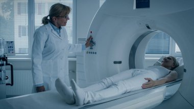 Tıbbi Laboratuvar Kadın Radyologu MRI, CT ya da PET taramasında kadın hasta işlemleri yapılıyor. Doktor, gelişmiş tıbbi teknolojilerle acil durum taraması yapıyor. Mavi Tonlu.