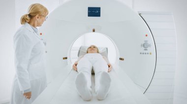 Tıbbi Laboratuvar Kadın Radyologu MRI, CT ya da PET taramasında kadın hasta işlemleri yapılıyor. Doktor, gelişmiş tıbbi teknolojilerle acil durum taraması yapıyor..