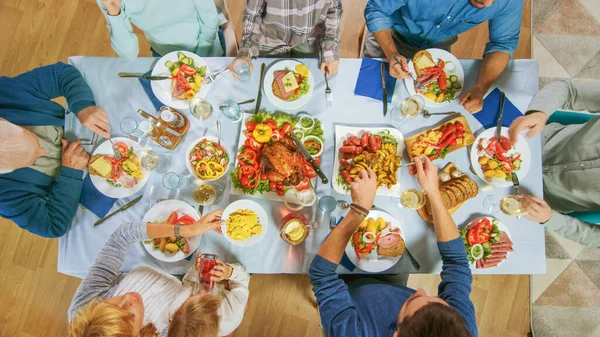 Top-Down-Schuss. Große Familien- und Freundesfeier zu Hause, viele Menschen versammelten sich am Tisch. Essen, Trinken und lustige Gespräche. Tagsüber Fest. — Stockfoto