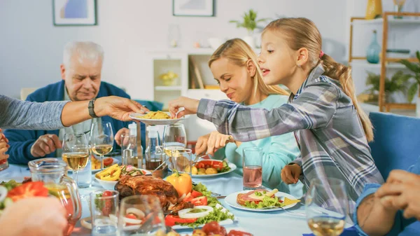 Große Familien- und Freundesfeier zu Hause, vielfältige Gruppe junger und alter Menschen versammelte sich am Tisch. Essen, Essen, Trinken und Spaß haben. Tagsüber Fest. — Stockfoto