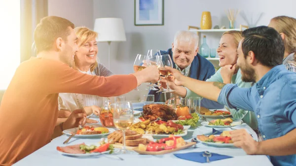 Grote Familie en Vrienden Viering thuis, Diverse Groep van Kinderen, Jonge Volwassenen en Oude Mensen bijeengekomen aan de Tafel hebben Plezier Gesprek. Clinking Glasses en Making Toast. — Stockfoto