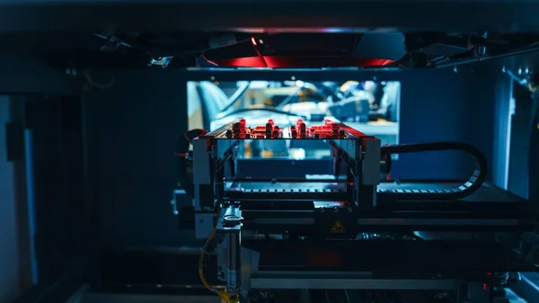 Equipamento industrial robótico automatizado está testando placa de circuito impresso eletrônico e rejeitá-lo com luz vermelha e tecnologia a laser após a montagem. — Fotografia de Stock