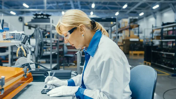 Senior Electronics Factory Worker in White Work Coats Εισαγωγή Microchips, Επεξεργαστές και Ημιαγωγοί σε Printed Circuit Boards for Smartphones. Εγκαταστάσεις εργοστασίων υψηλής τεχνολογίας. — Φωτογραφία Αρχείου