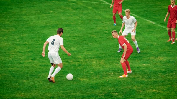 プロサッカー選手パスをプレイ目標を得点しようとしています。国際選手権における印象的なプロの試合. — ストック写真