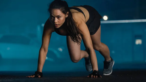 Siyah Atletizm Üstü ve Şortlu Güzel Enerji Sporcusu Kız Dağ Tırmanışı Egzersizleri Yapıyor. Bir Köprü Altında Arabalarla Akşam Ortamında Bacaklarını Esnetiyor — Stok fotoğraf