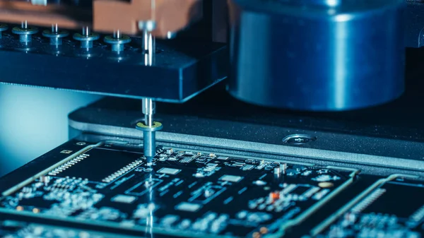 ( 영어 ) Close-up Macro Shot of Electronic Printed Circuit Board Being Assembled with Automated Robotic Arm, Surface Mounted Technology Connecting Microchips, Transistors, Capacitors to the Motherboard. — 스톡 사진