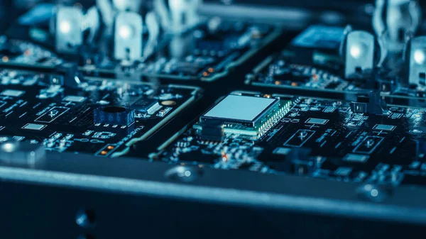 Close-up Macro Shot van Electronic Factory Machine aan het werk: Printed Circuit Board PCB wordt geassembleerd met Automated Robotic Arm, Surface Mounted Technology SMT Connecting Microchips to Motherboard. — Stockfoto