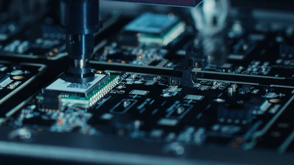 Primer plano Macro Shot de la máquina de fábrica electrónica en el trabajo: La placa de circuito impreso se ensambla con brazo robótico automatizado, la tecnología Place monta microchips en la placa base —  Fotos de Stock