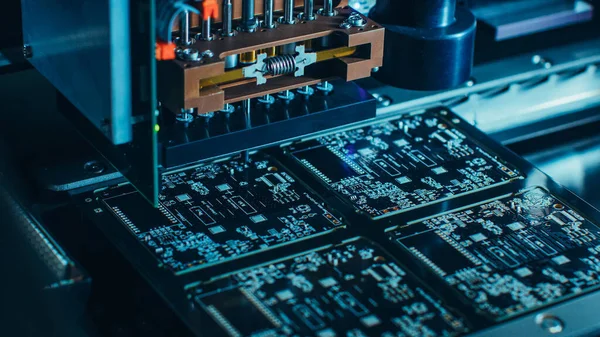 Gros plan Macro-prise de vue de la carte de circuit imprimé électronique en cours d'assemblage avec bras robotique automatisé, technologie de montage en surface reliant les micropuces, transistors, condensateurs à la carte mère. — Photo