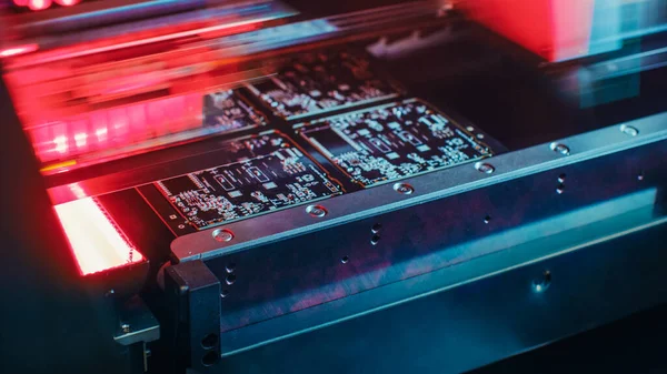 Wazige beweging van de fabrieksmachine op het werk: printplaat wordt geassembleerd met geautomatiseerde robotarm, Surface Mounted Technology Het aansluiten van microchips op het moederbord. Macro-close-up . — Stockfoto