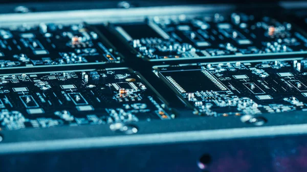 Factory Machinery at Work: Printed Circuit Board wordt geassembleerd met Automated Robotic Arm, Pick and Place Technology Monteert microchips op het moederbord. Macro-close-up. — Stockfoto