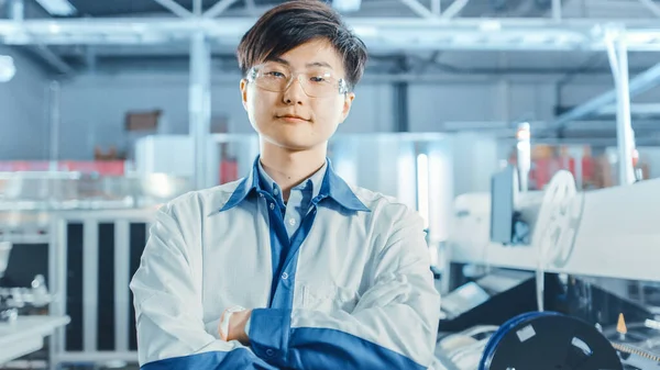 Na temat fabryki high-tech: Portret Azjaty z krzyżowanymi ramionami. W tle elektroniczny układ drukowany płytka montażowa linii, która wykorzystuje technologię montażu powierzchniowego i Pick and Place maszyn. — Zdjęcie stockowe