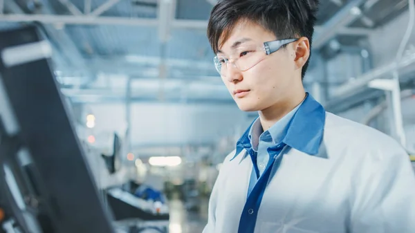 Portrait Shot of Asian Engineer On High Tech Factory Uses Computer for Programing Pick and Place Electronic Machinery for Printed Circuit Board Surface Mount Assembly Line Виробництво PCB з SMT — стокове фото