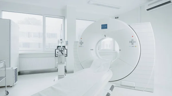 Tomografía computarizada médica o resonancia magnética o PET de pie en el laboratorio del hospital moderno. Equipos médicos tecnológicamente avanzados y funcionales en una sala blanca limpia. — Foto de Stock