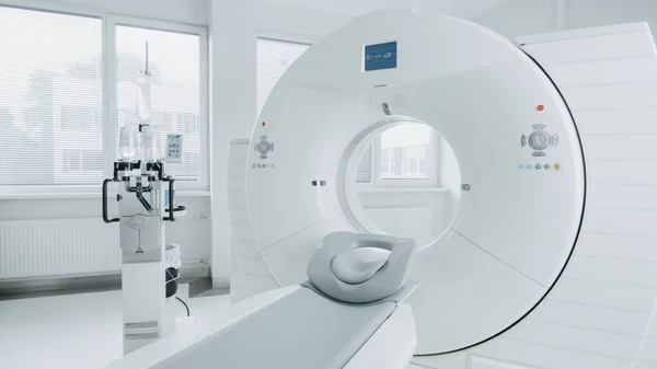 Tomografia computadorizada ou ressonância magnética ou PET em pé no moderno laboratório hospitalar. Equipamento Medi al Tecnologicamente Avançado e Funcional em uma Sala Branca Limpa. — Fotografia de Stock