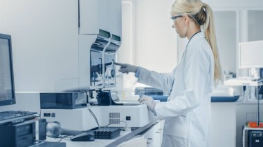 Biyolojik Teknolojik Laboatory Kadın Araştırma Bilimadamı Tıbbi Makinede Test Tüpü Analiz Ediyor, Kanla Çalışıyor, Genetik Madde Örnekleri.
