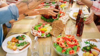 Masanın En Üstü: Büyük Aile Bahçesi Partisi Kutlaması, Yemek yiyen, içen, geçen Bulaşıklar. Güneşli bir yaz gününde Tatil Eğlencesi.