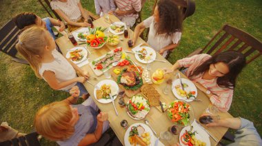 Masa Akrabaları ve Arkadaşları 'nda bir araya gelen Büyük Aile Bahçe Partisi, Genç ve Yaşlılar Yemek, İçmek, Yemek, Yemek Vermek, Şakalaşmak ve Eğlenmek. Yukarıdan Aşağı Vuruş.