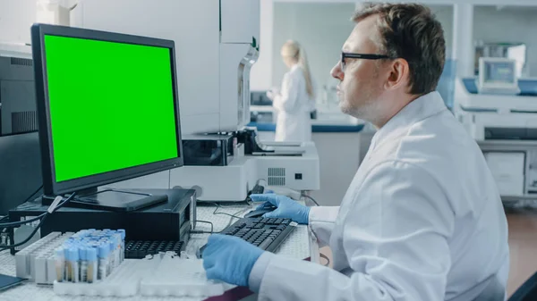 ( 영어 ) 남성 연구 과학자 Sits at His Workplace in Laboratory ( 영어 ) Green Mock-up Screen Personal Computer - 인터넷 영화 데이터베이스. I the Background Genetics, Pharmaceutical Research Centre with Innovative Equipment. — 스톡 사진