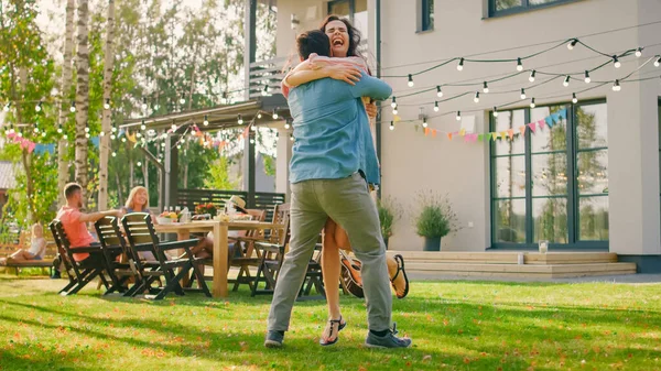 Красивая молодая девушка обнимает своего парня. Два молодых человека обнимаются на заднем дворе сада в жаркий летний день. — стоковое фото