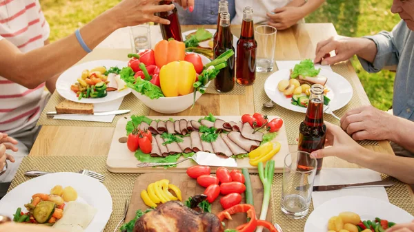 Top Down Shot of a Table: Big Family Garden Party Celebration, People Eating, Drinking, Passing Dishes Святковий день веселощів у сонячний літній день. — стокове фото