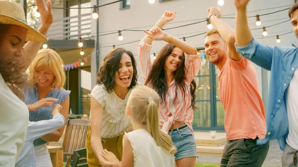 Rodzina i przyjaciele Tańczący razem na Garden Party Celebration. Młodzi i starsi ludzie bawią się w słoneczny letni dzień. — Zdjęcie stockowe